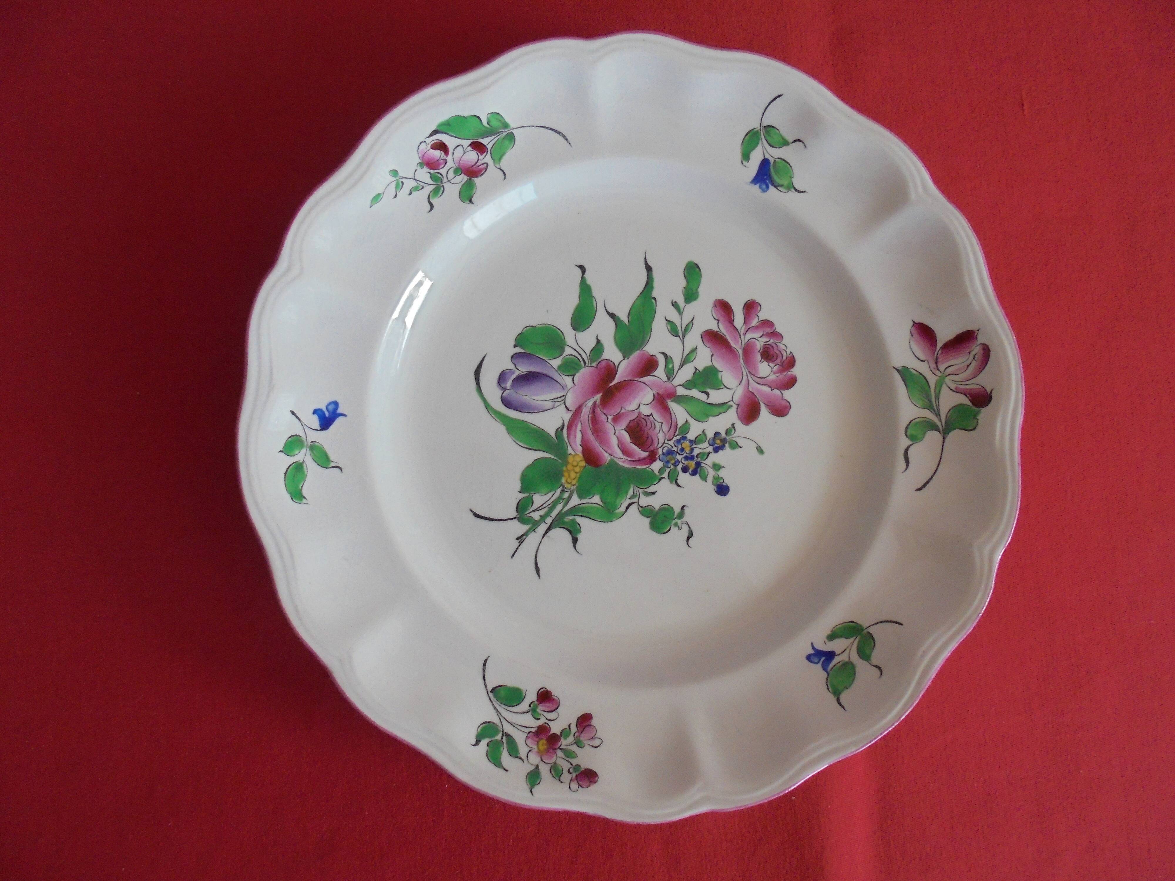 Lot 8 flat plates porcelain of Lunéville Flower patterns
