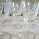 Service de 33 verres à pied et carafe