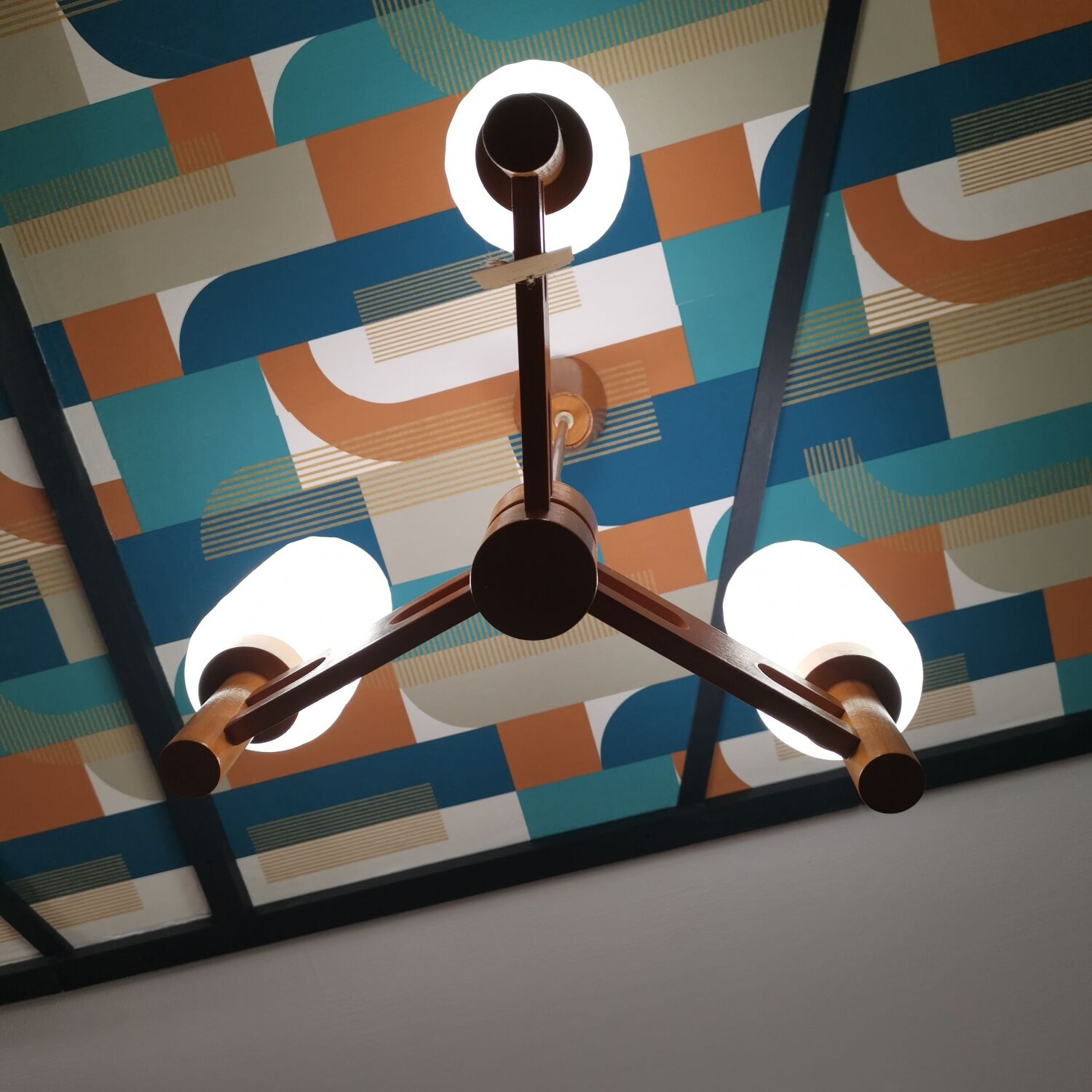 Lustre en bois et opaline République Tchèque 1970