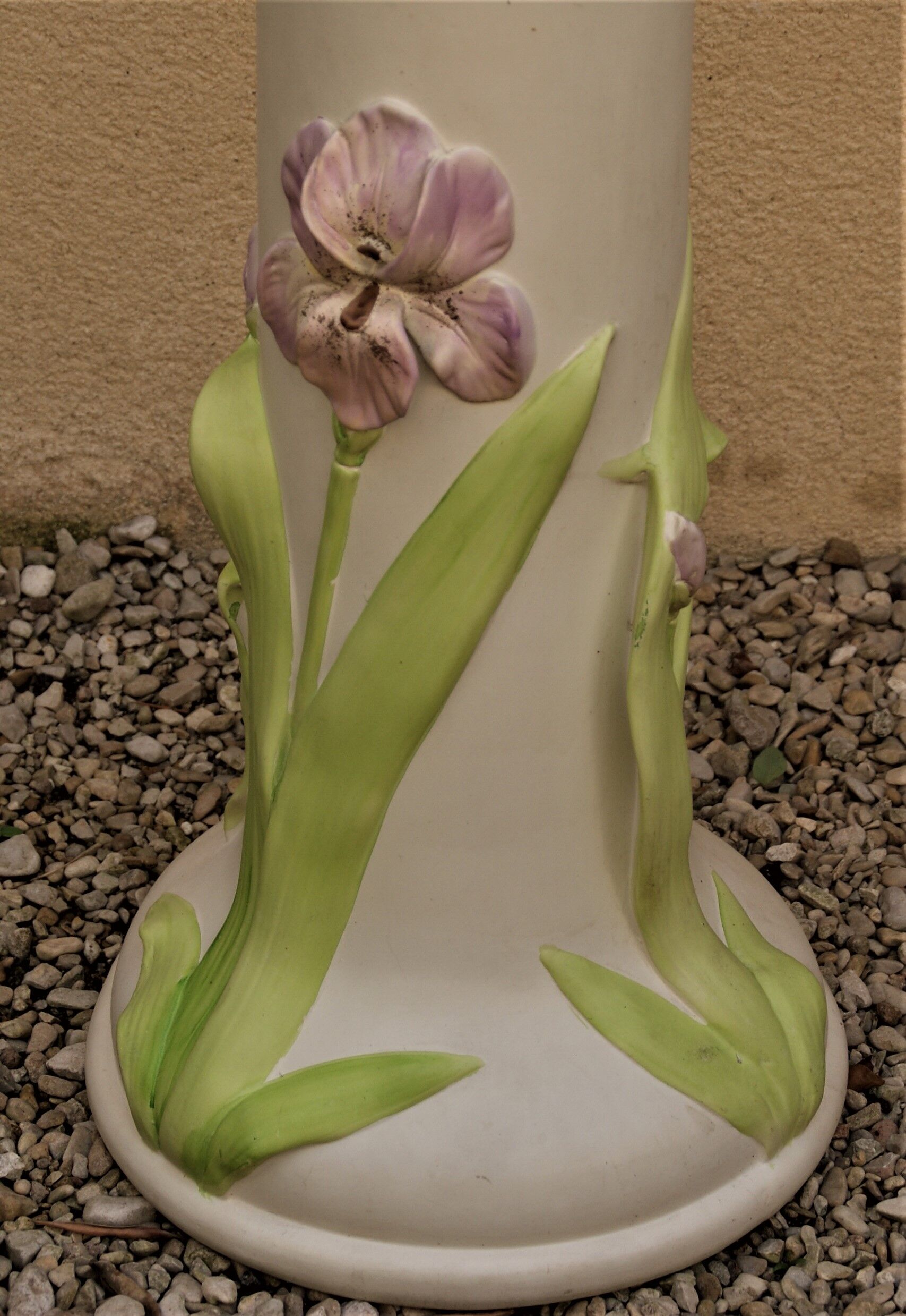 Pot cover with earthenware column