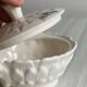 Petit sucrier ou boîte à condiments, porcelaine blanche Boch