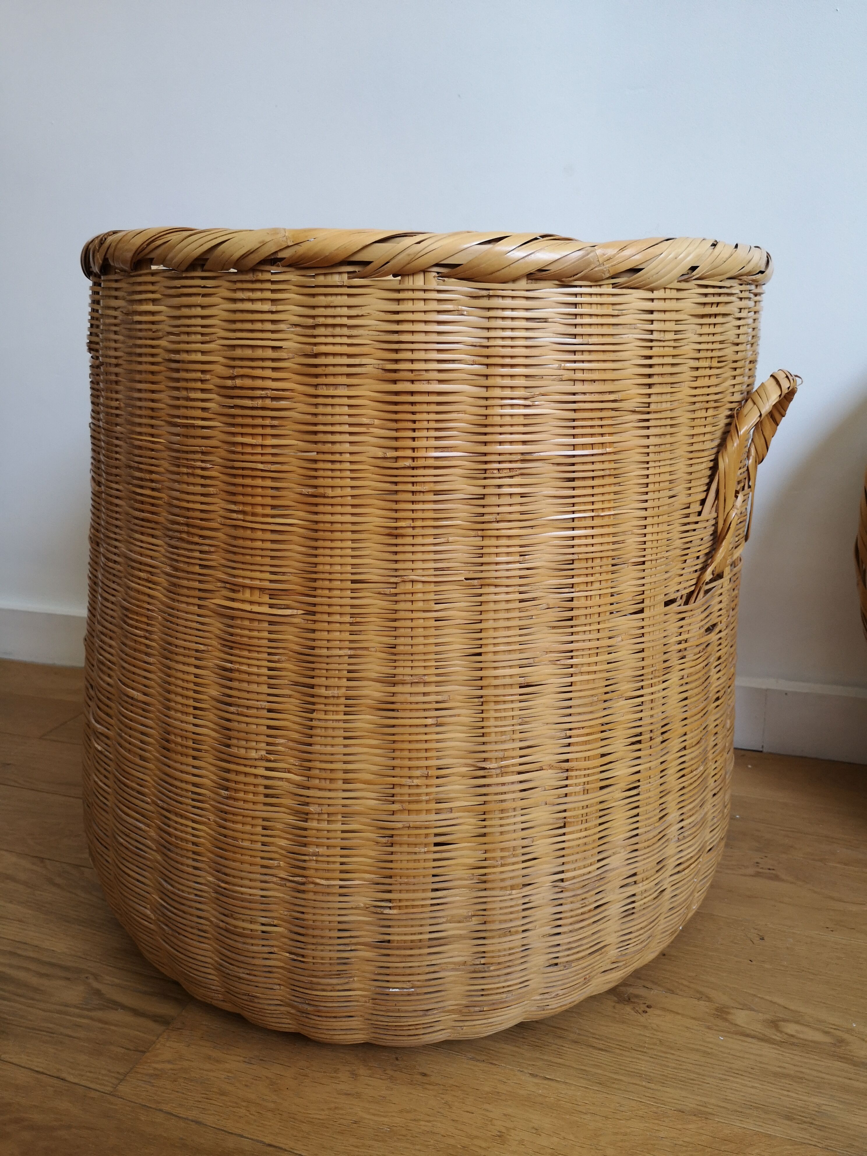 Wicker basket with lid