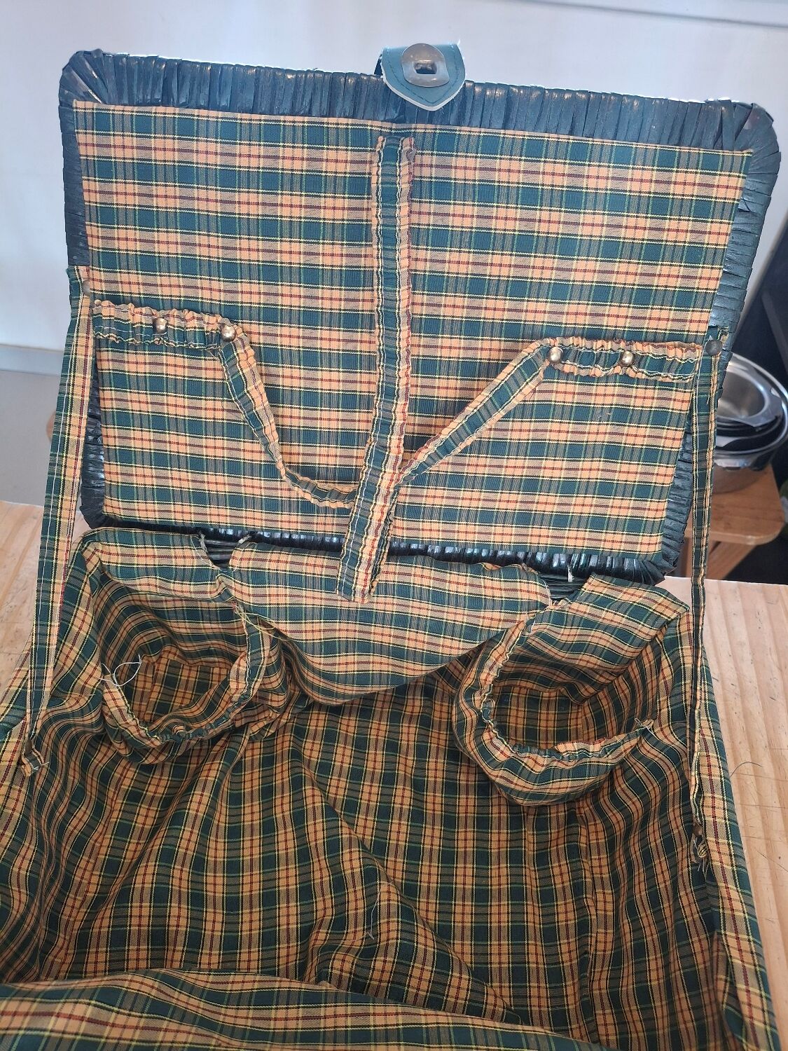 Vintage green wicker picnic basket – tartan interior