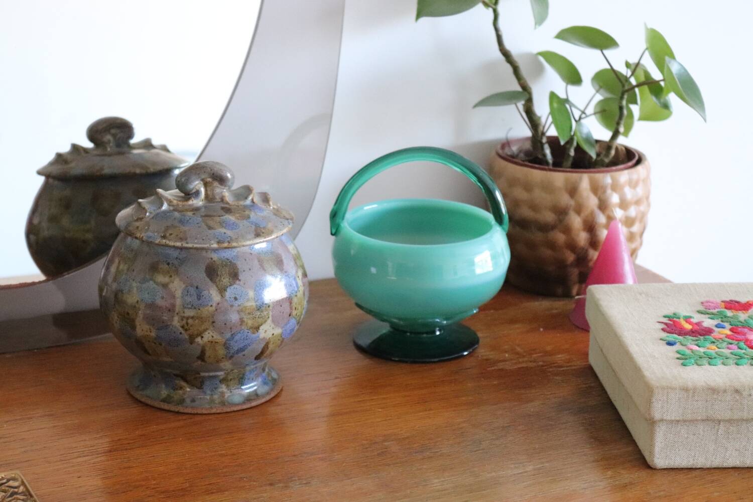 Empty pocket basket in two-tone murano glass