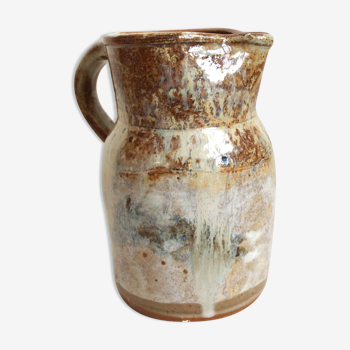 Large pitcher in varnished sandstone