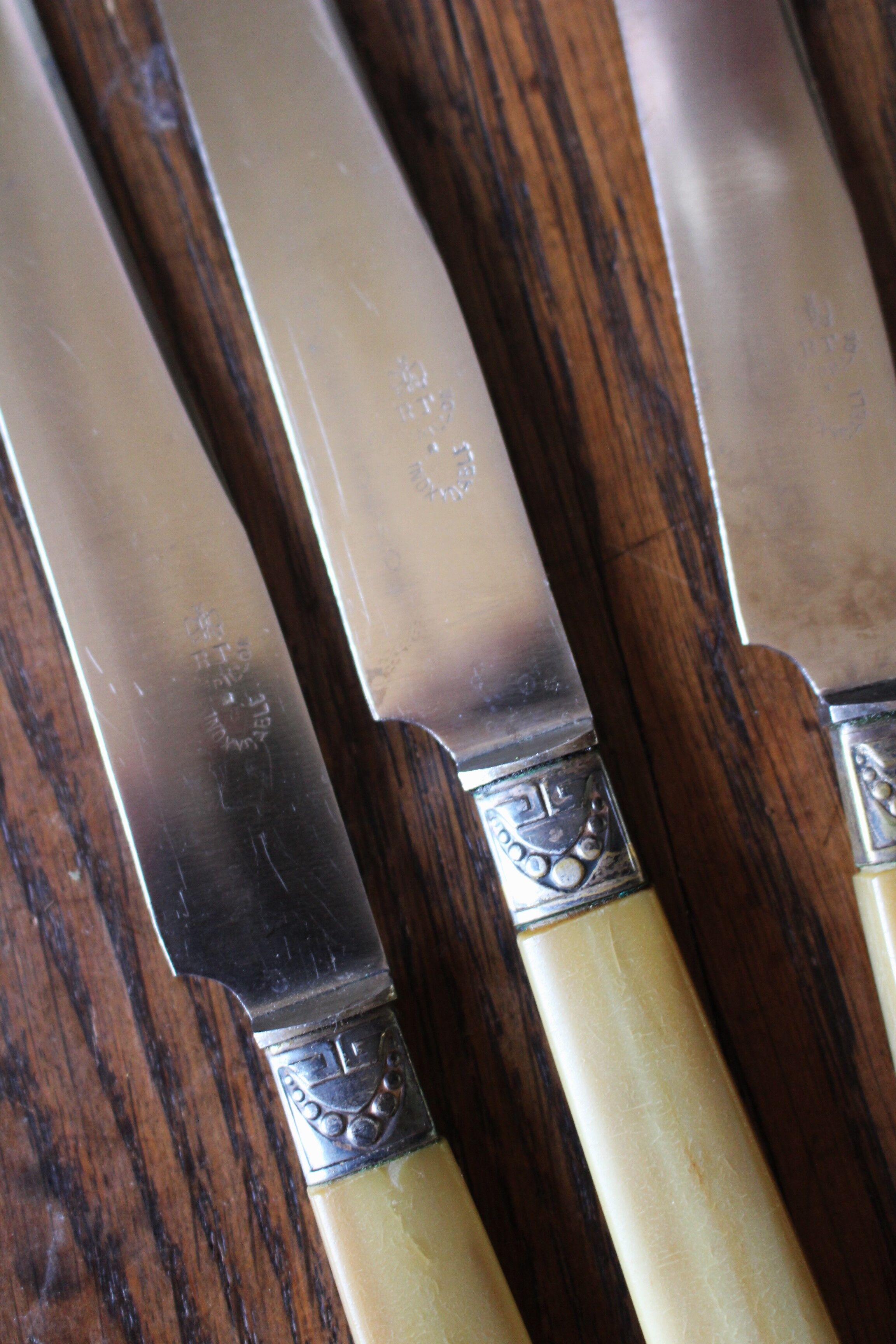 Lot 6 couteaux lame acier RT Papillon manches bakélite viroles