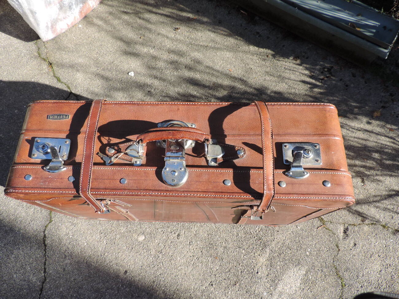 Valise  ancienne en cuir Feiten