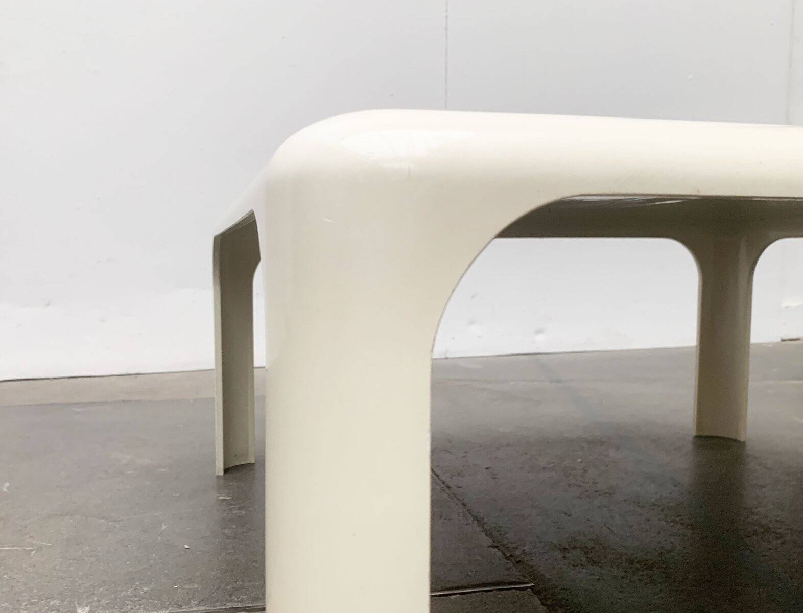 Demetrio lounge coffee table from the Italian space age of the mid-century by Vico Magistretti for Artemide.