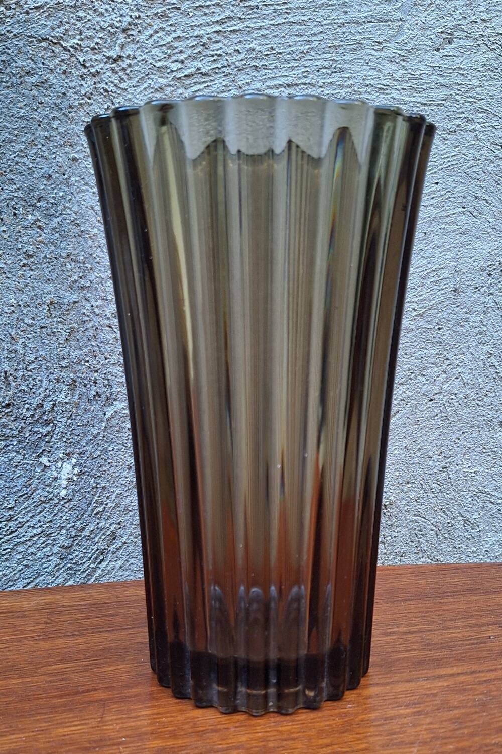 Smoked glass vase with lace