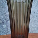 Vase en verre fumé dentelé