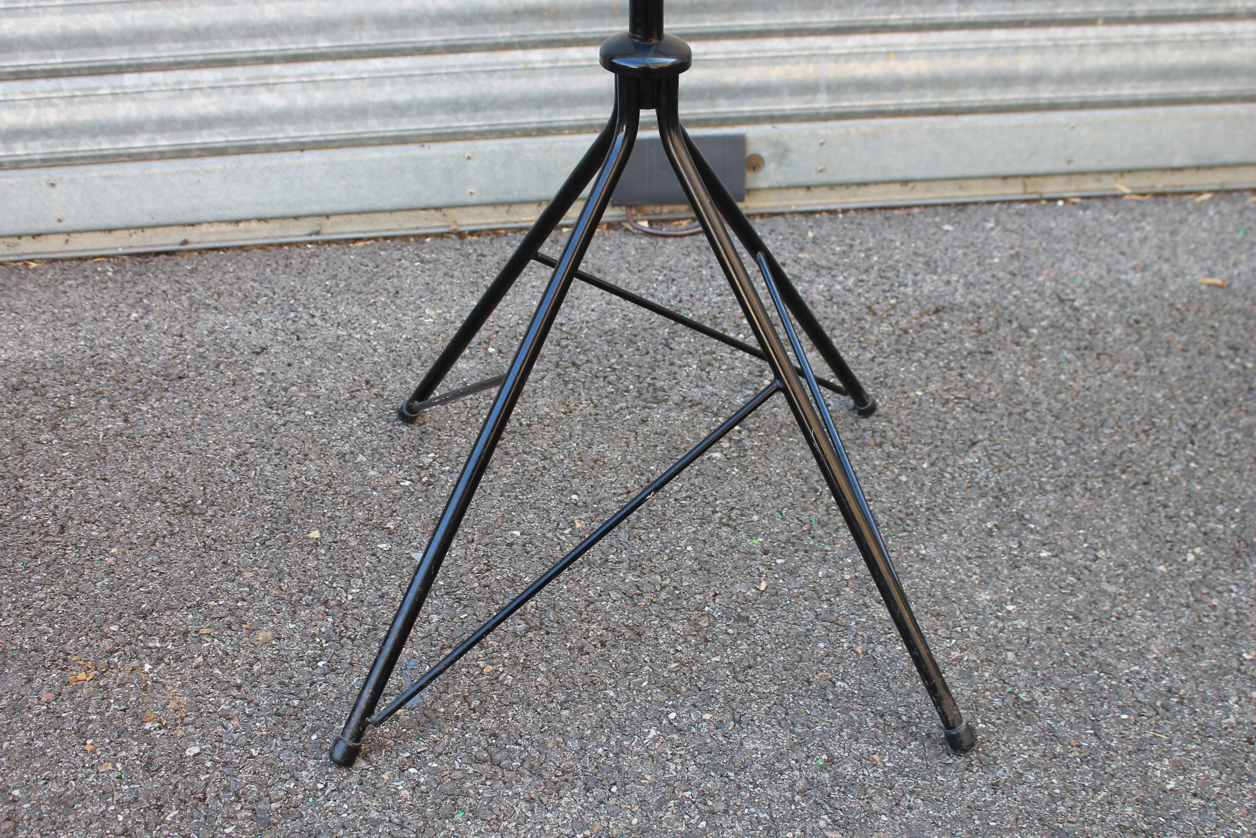 Ball-wearing coat hanger