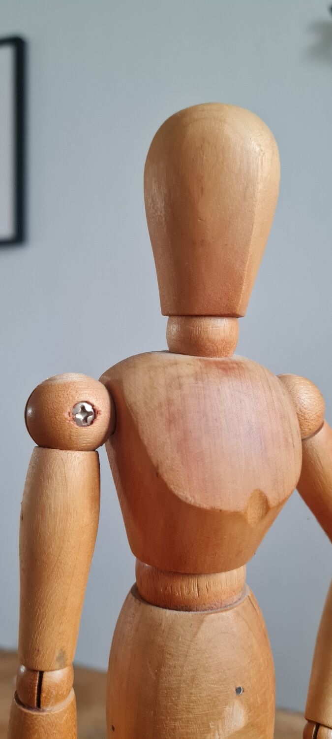 Articulated wooden mannequin