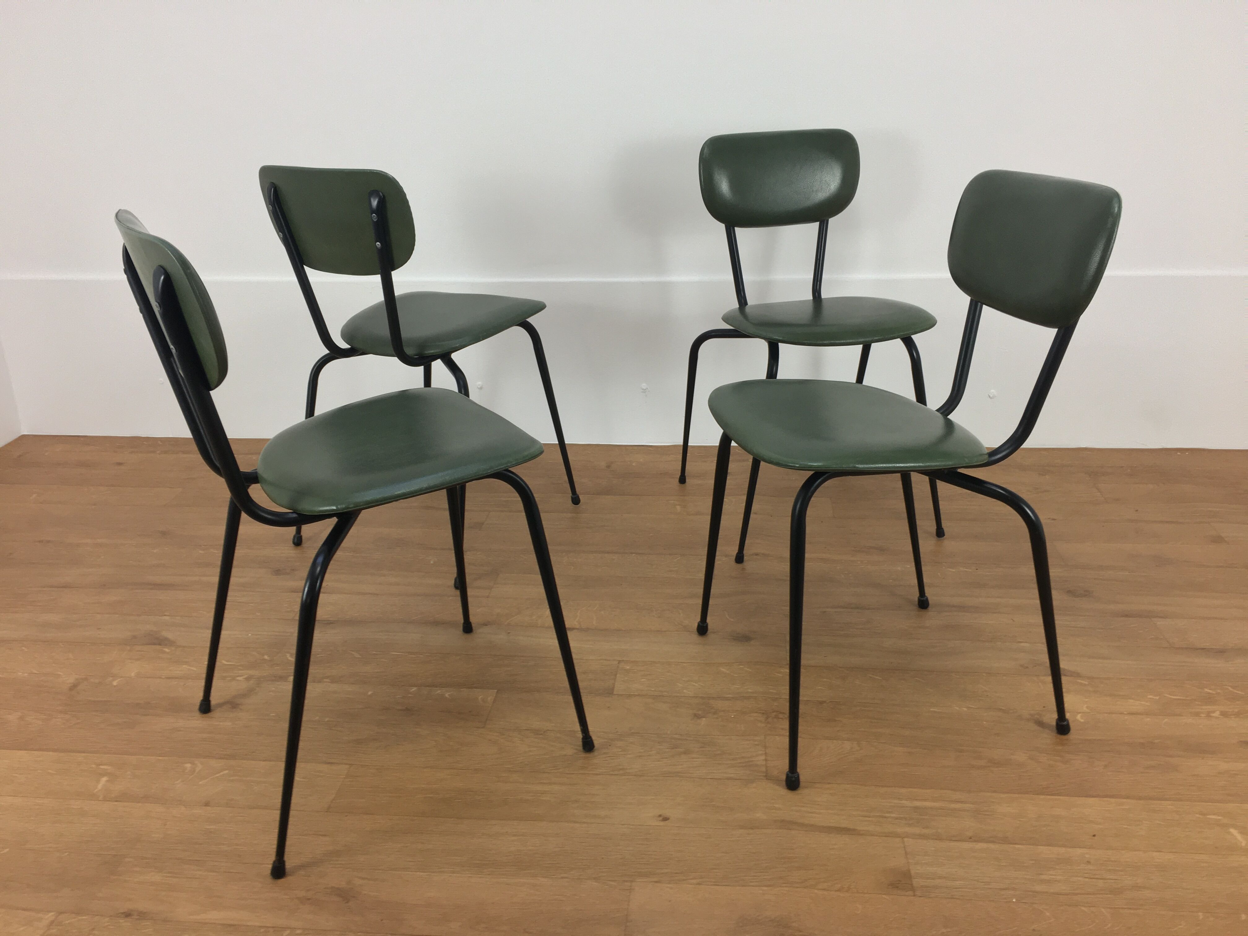 Set de 4 chaises années 50, métal et skaï vert