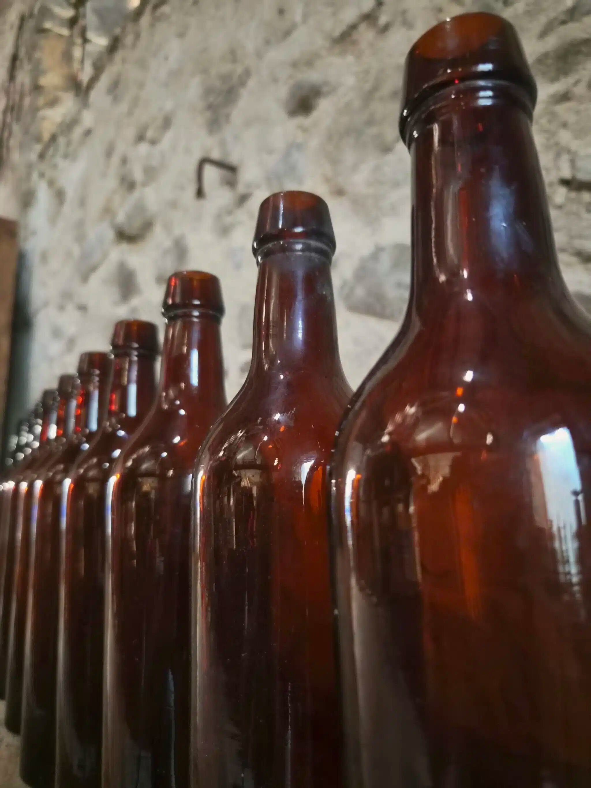 Set of 10 bottles of old Bordeaux French wine in ruby brown glass, 19th century.