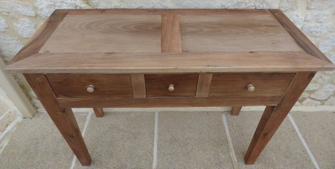 Console in solid walnut with a natural finish, featuring three drawers with a belt.