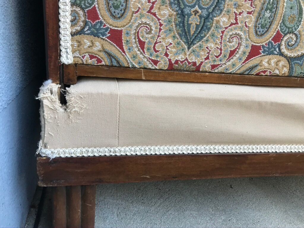 Bench reads art deco