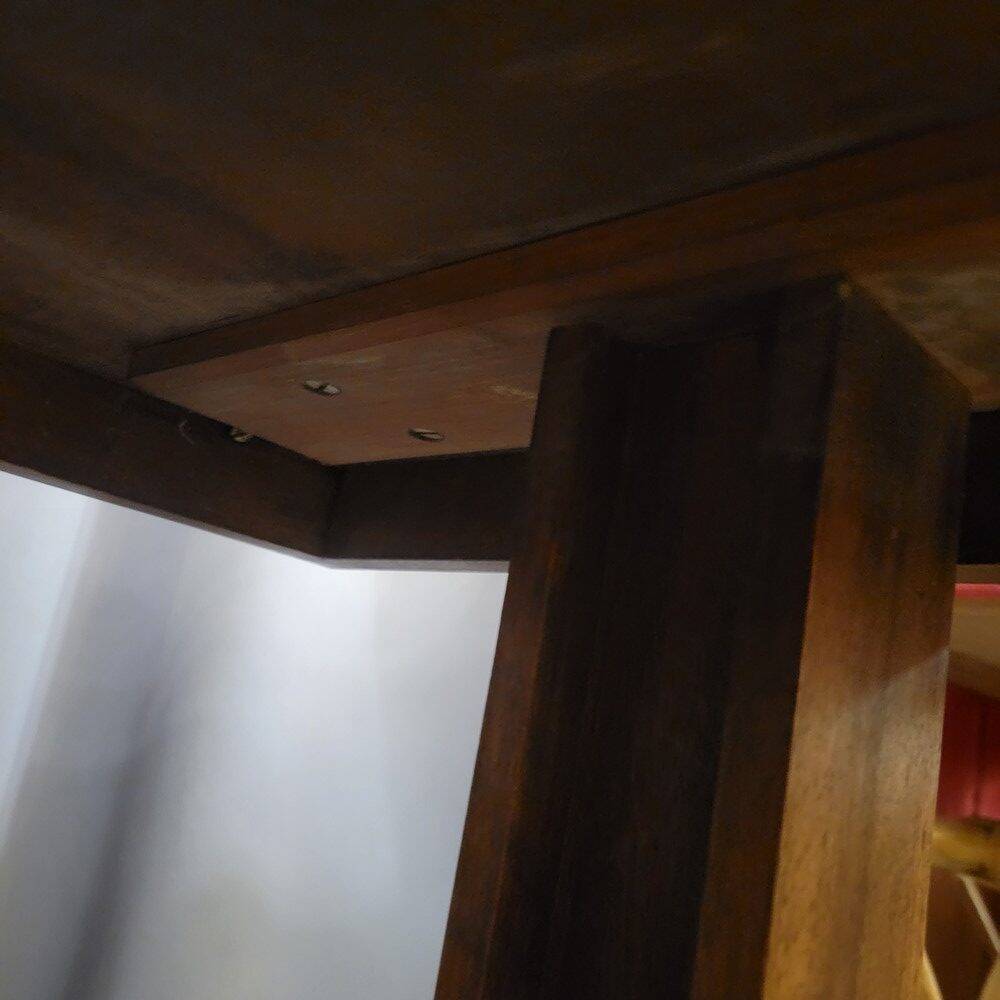 Serving table with mechanism