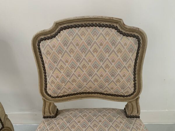 Paire de chauffeuses de style Louis XV, XXème siècle