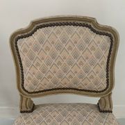 Paire de chauffeuses de style Louis XV, XXème siècle