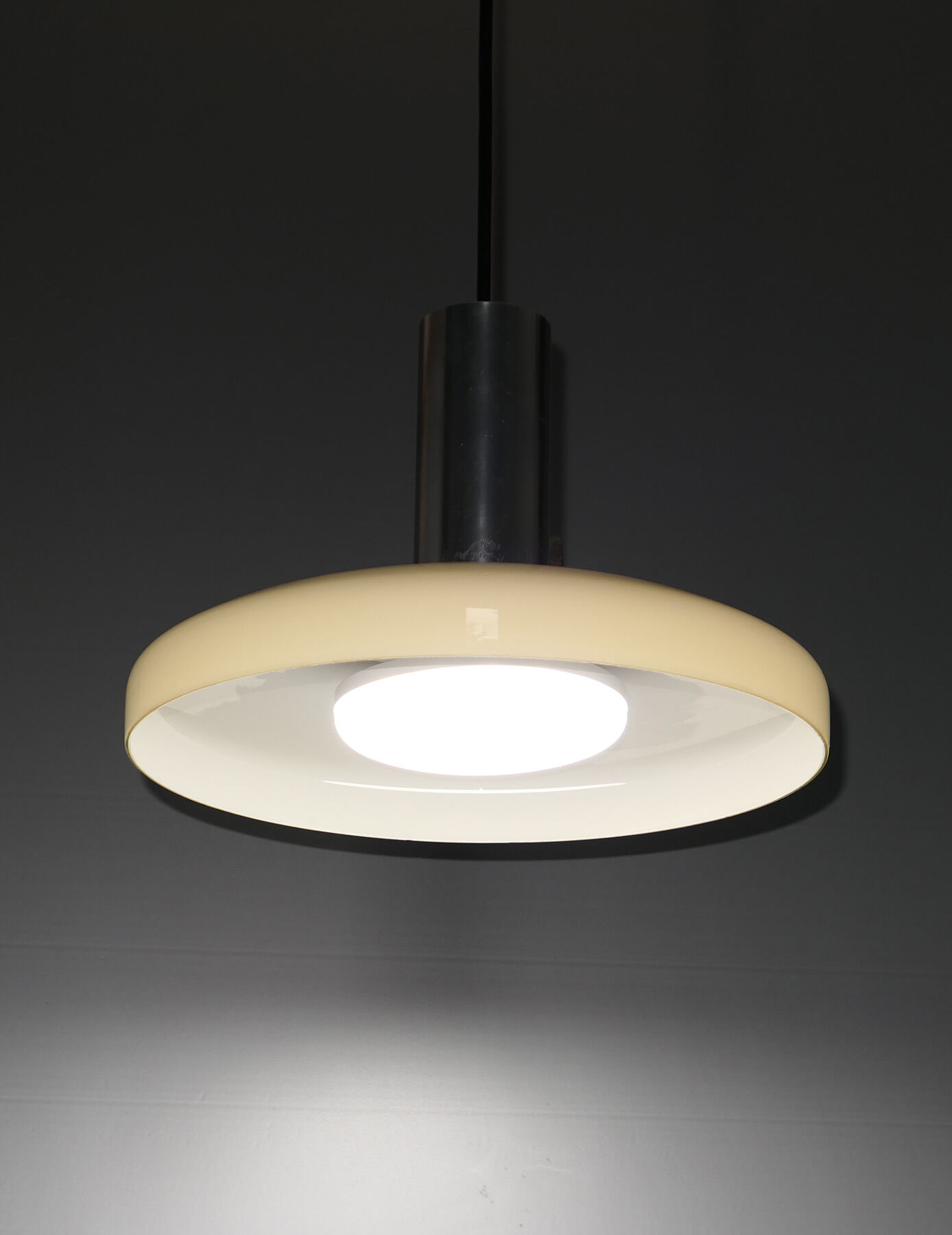 Suspension vintage avec abat-jour en verre opalin beige années 60-70