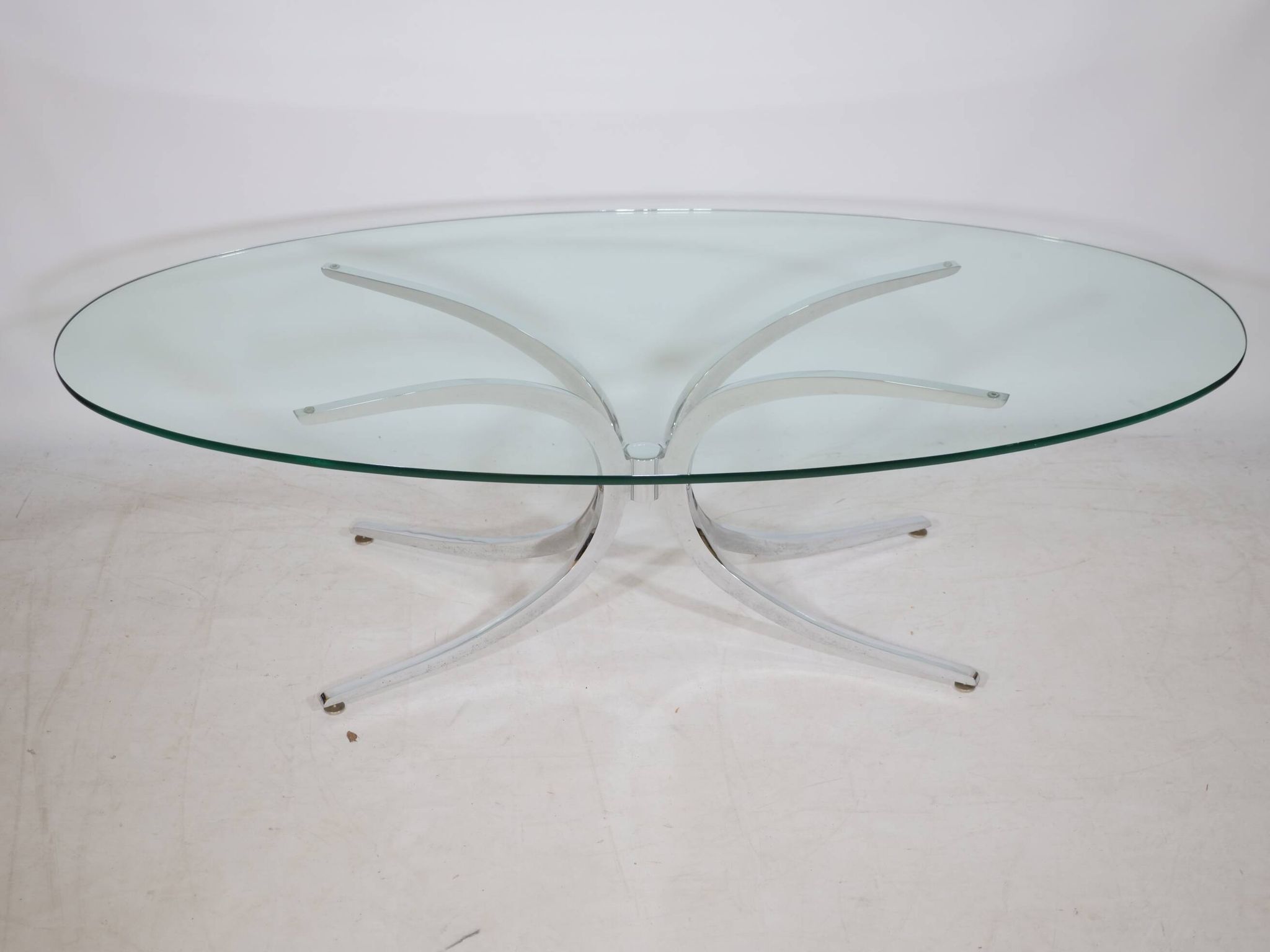 Table basse pieds araignée chromés et verre années 1970 Italie