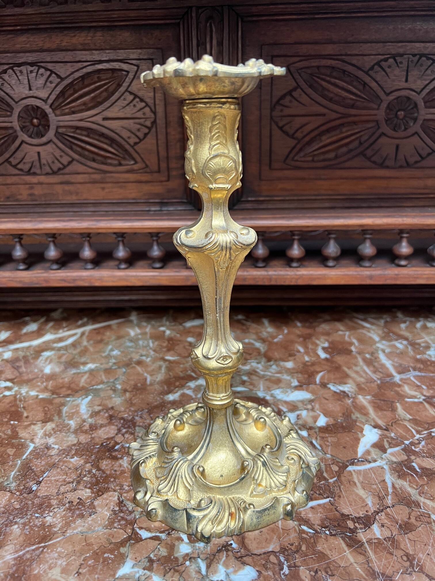Chandelier de style rococo.