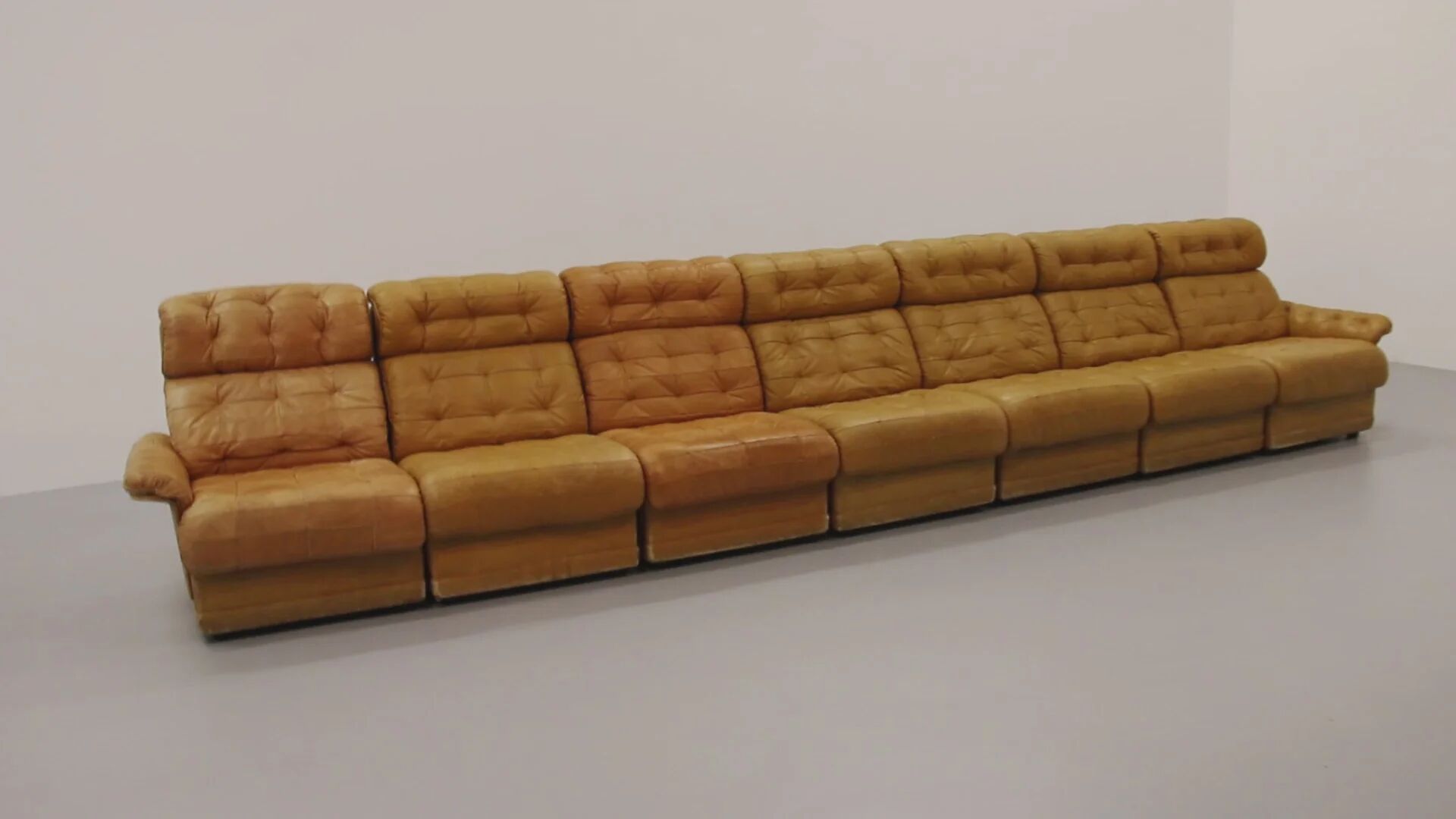 Superbe ensemble de canapés modulaires en cuir cognac des années 1970.