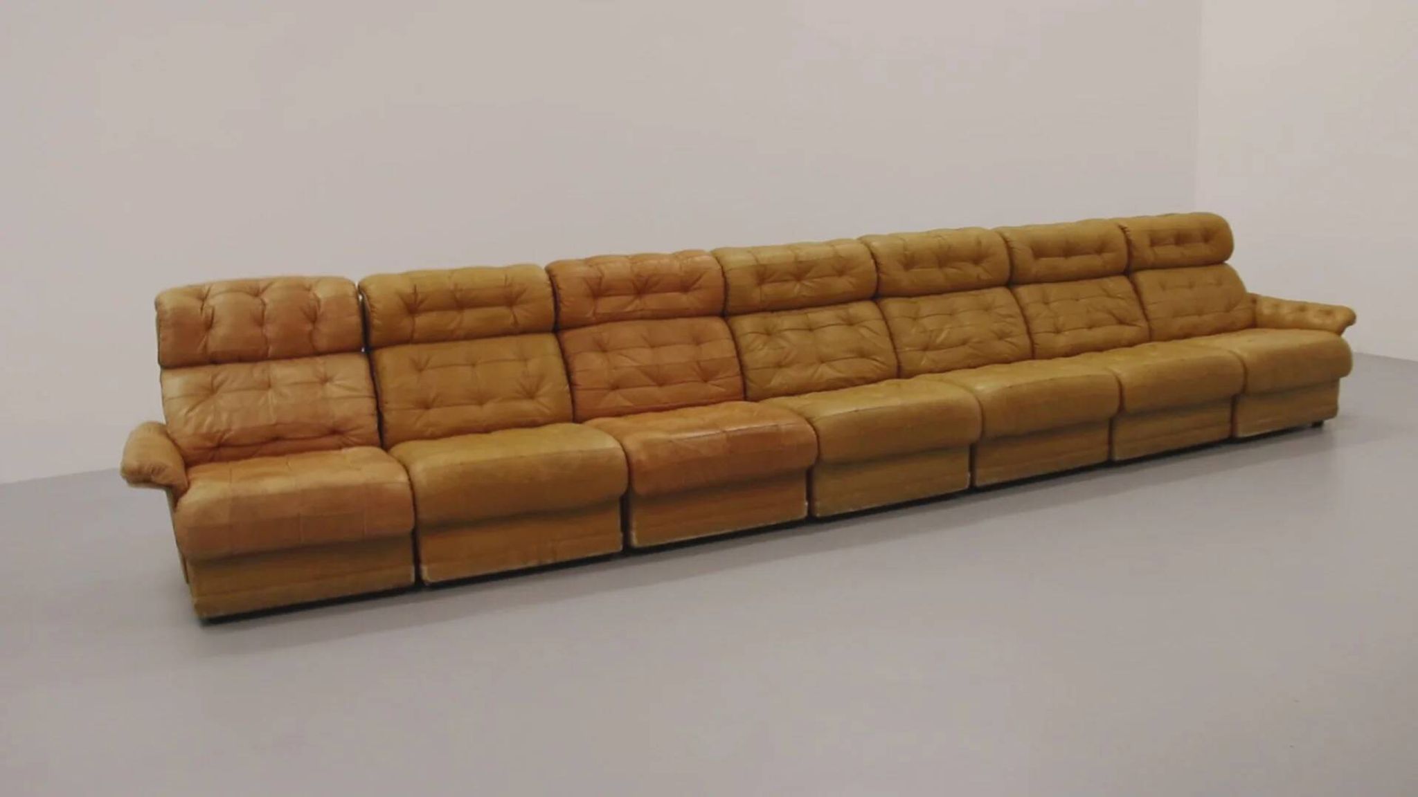 Superbe ensemble de canapés modulaires en cuir cognac des années 1970.