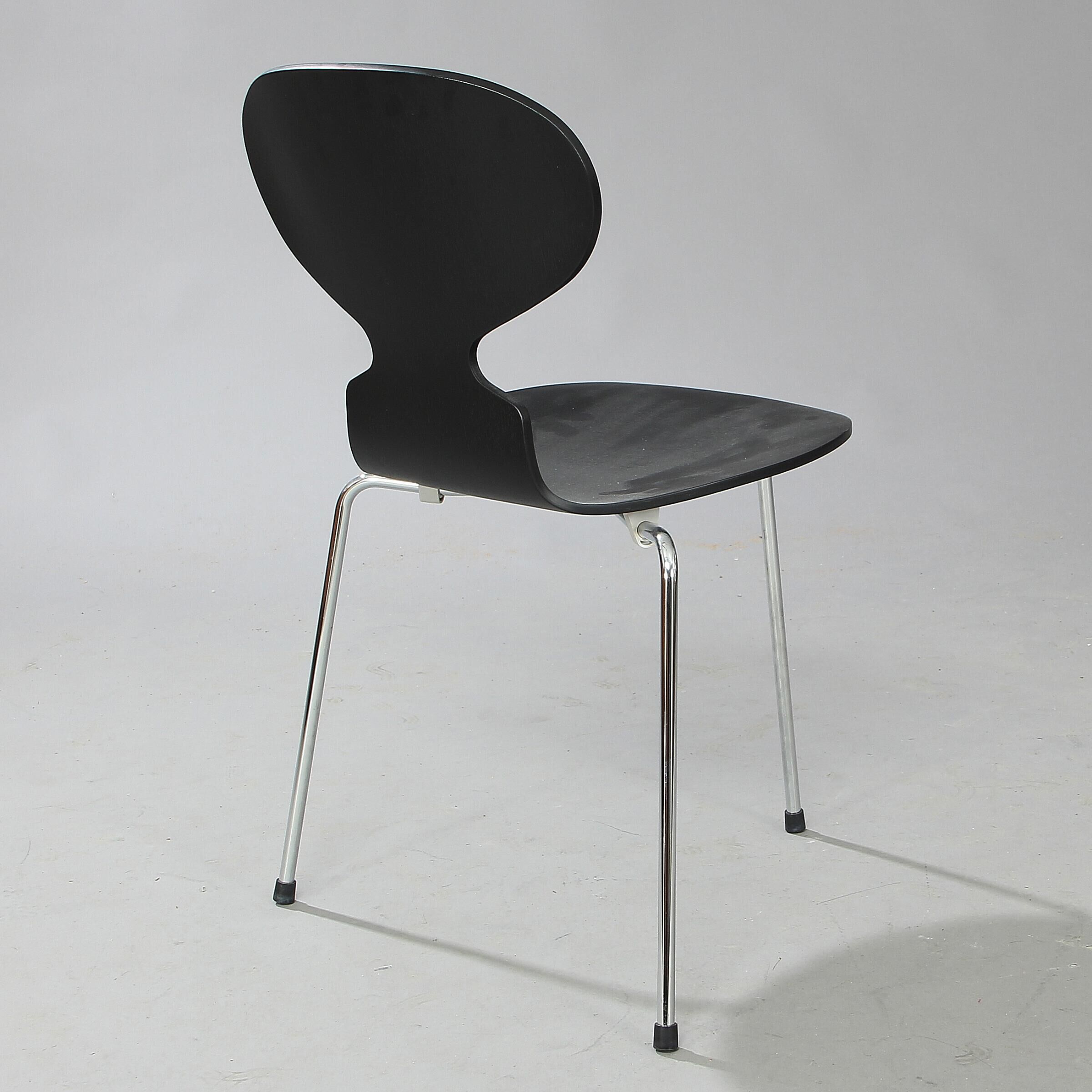 Table et chaises d'Arne Jacobsen édition Fritz Hansen