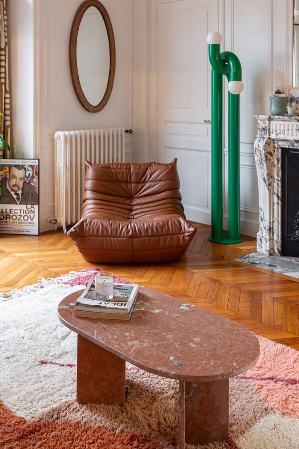 Table ovale en marbre corail