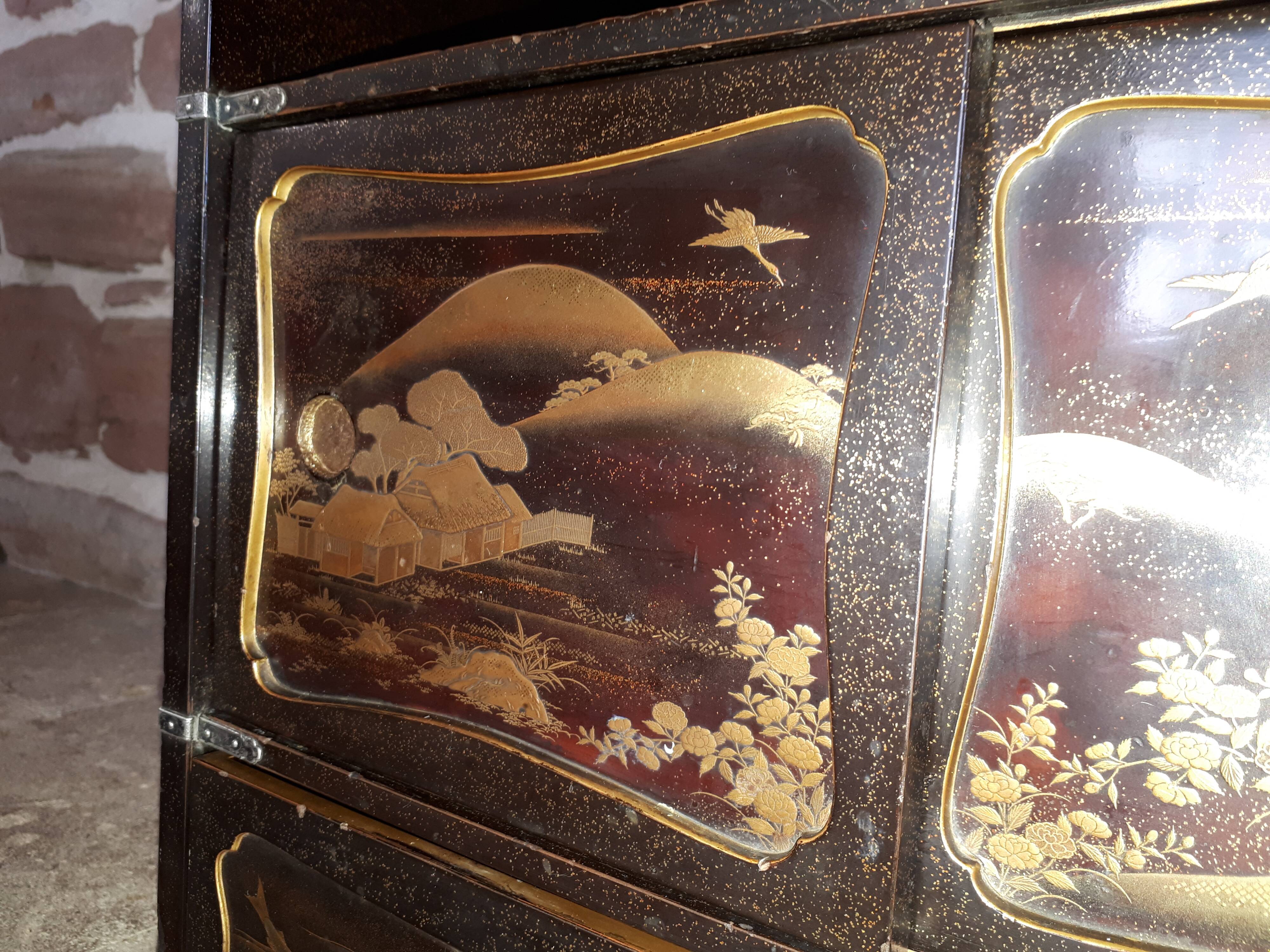 Small Japanese Lacquered Kazaridana Cabinet, Japan Edo Period