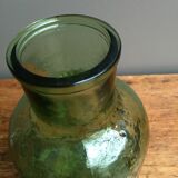 Carafe en verre vert vintage.