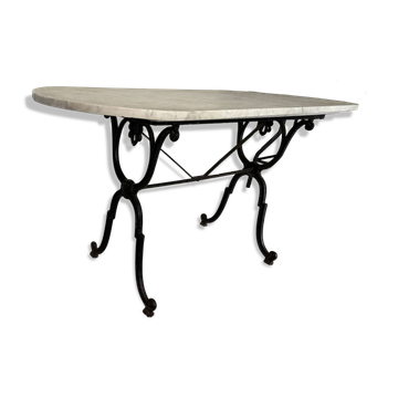 Table ancienne en marbre clair et fer forgé à décor floral – 139 cm