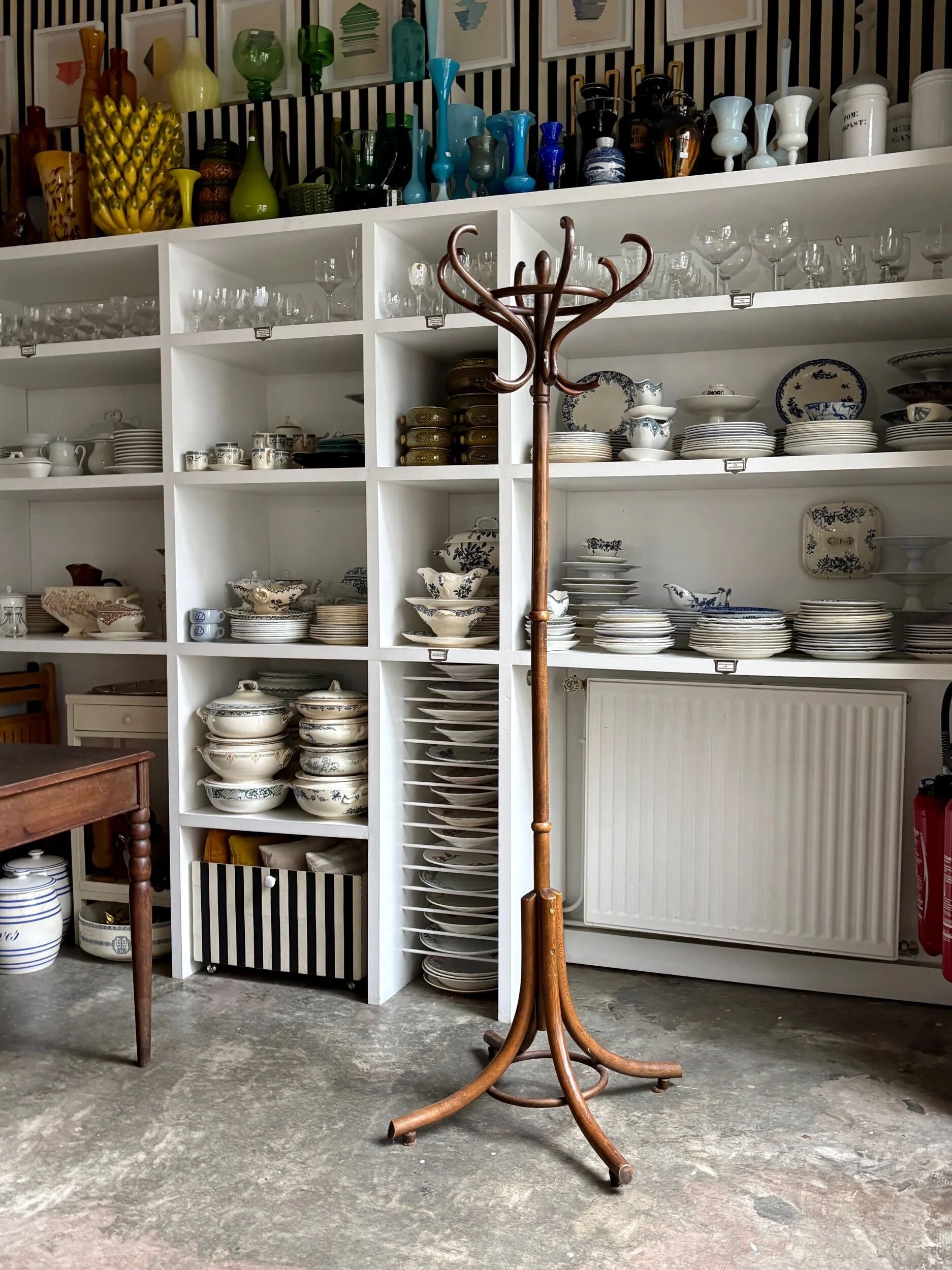 Dark curved beech coat rack with 6 hooks