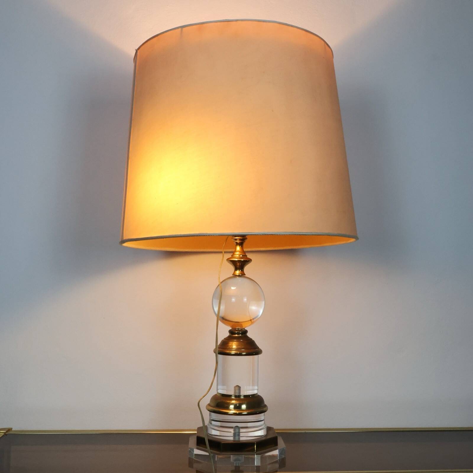 Hollywood Regency lamp in acrylic and brass 1970s design modernariato