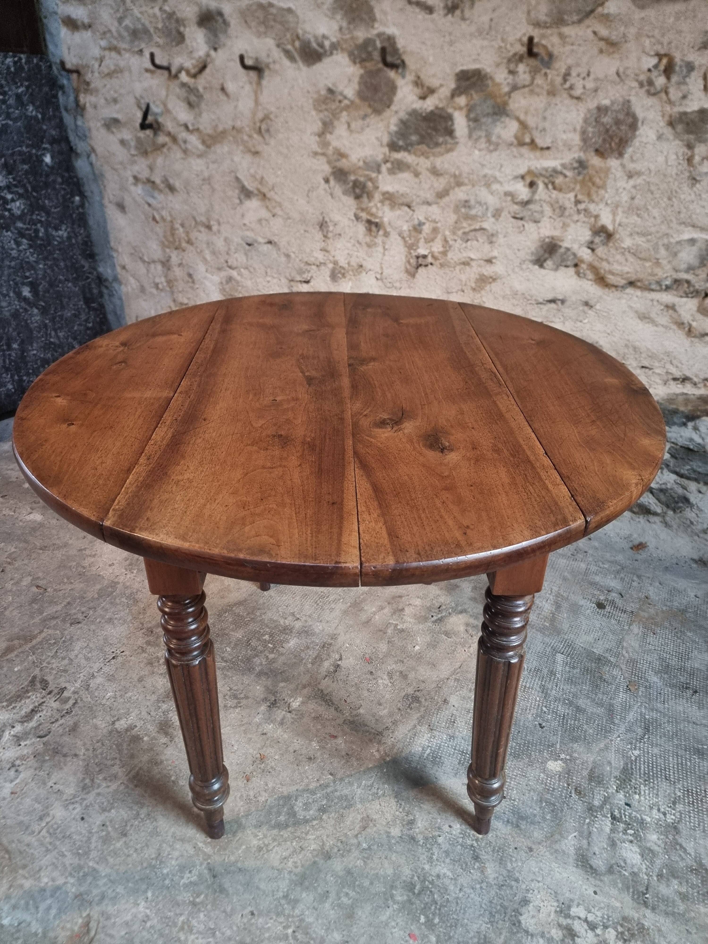 Table à abattants ancienne en noyer français – Table ovale avec rallonges pliantes des deux côtés, fin XIXe siècle