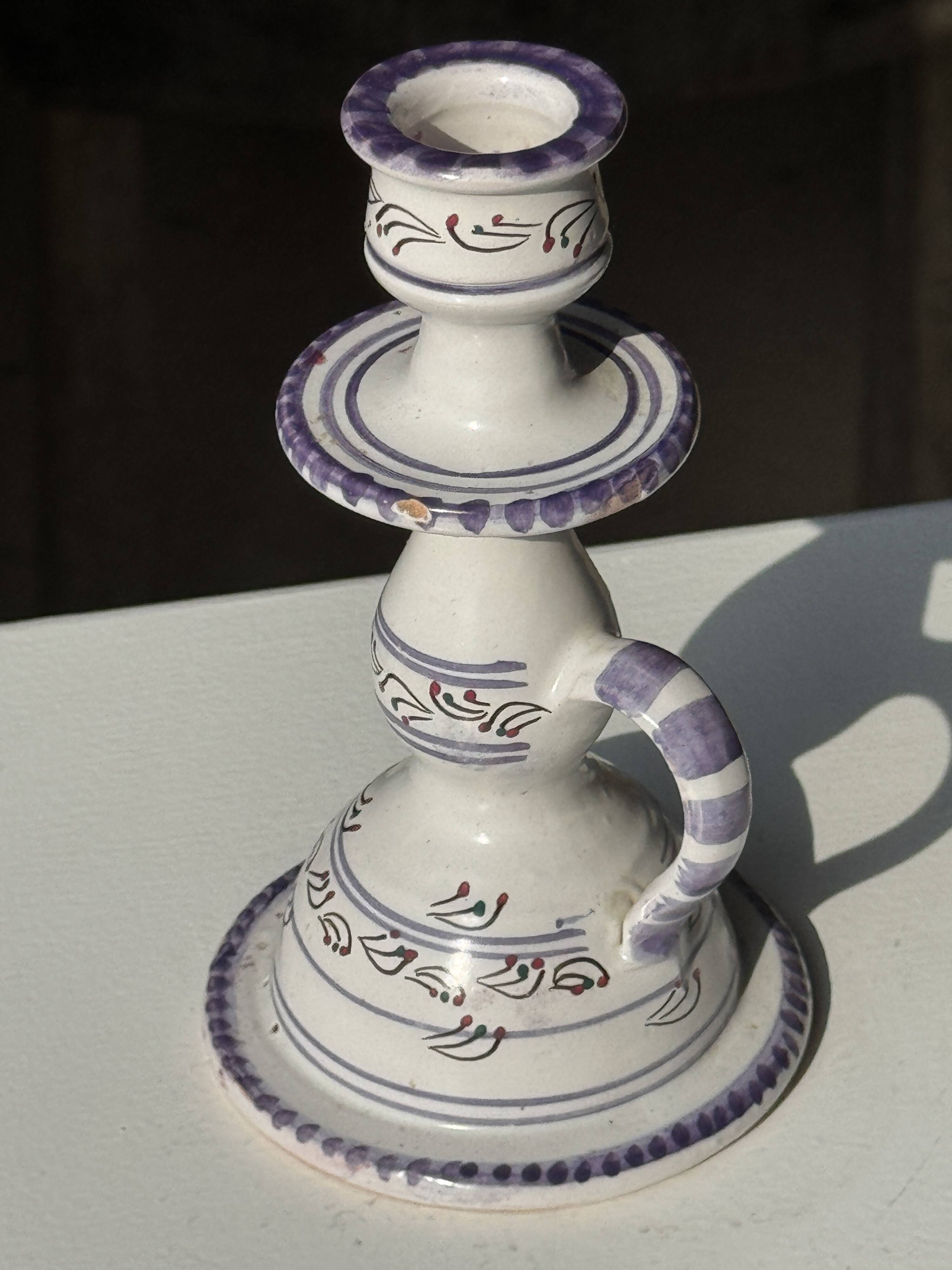 Bougeoir à main en faïence violet Moustiers H16