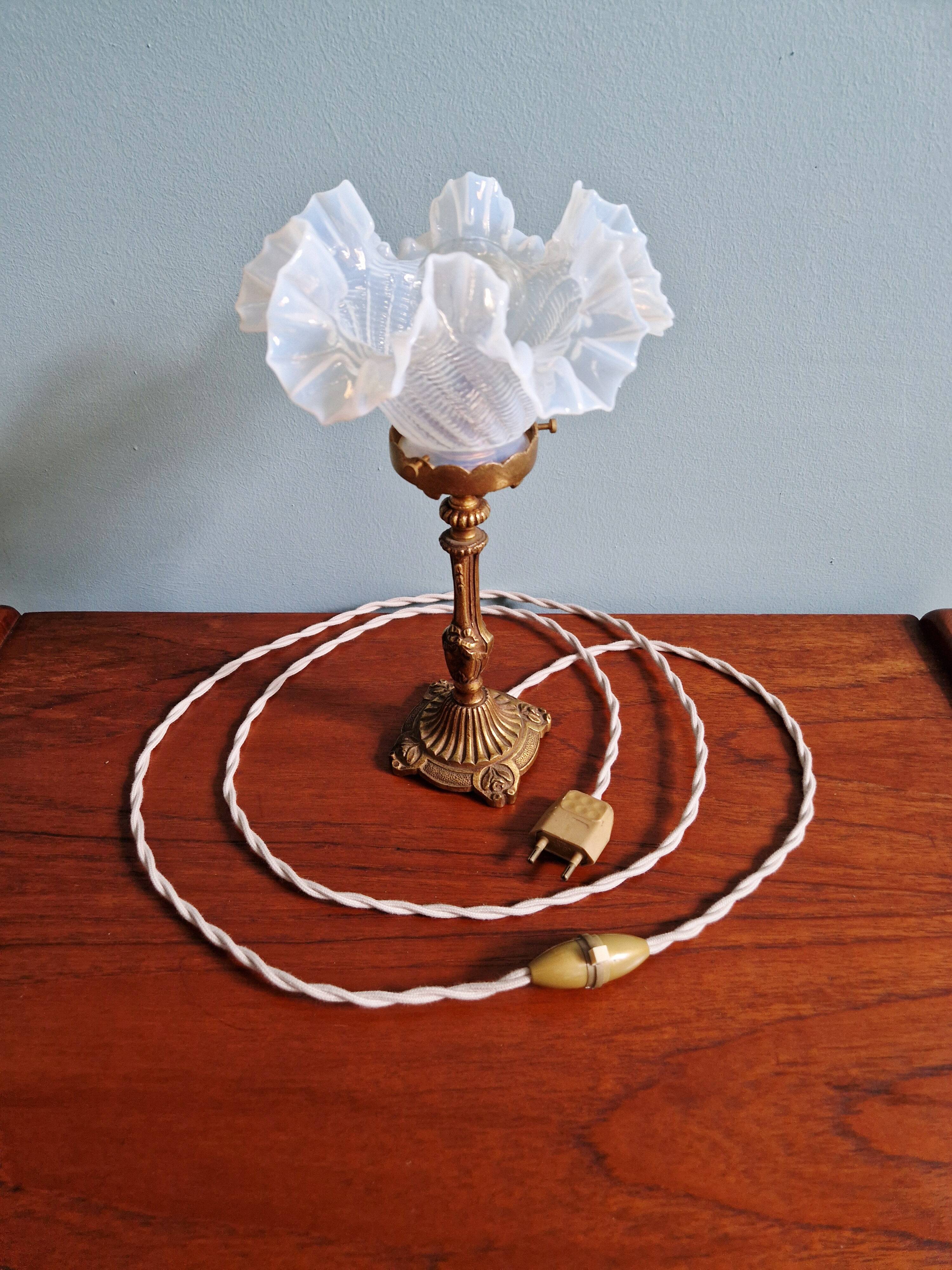 Table lamp in gilded bronze with opalescent glass shade, early 20th century.