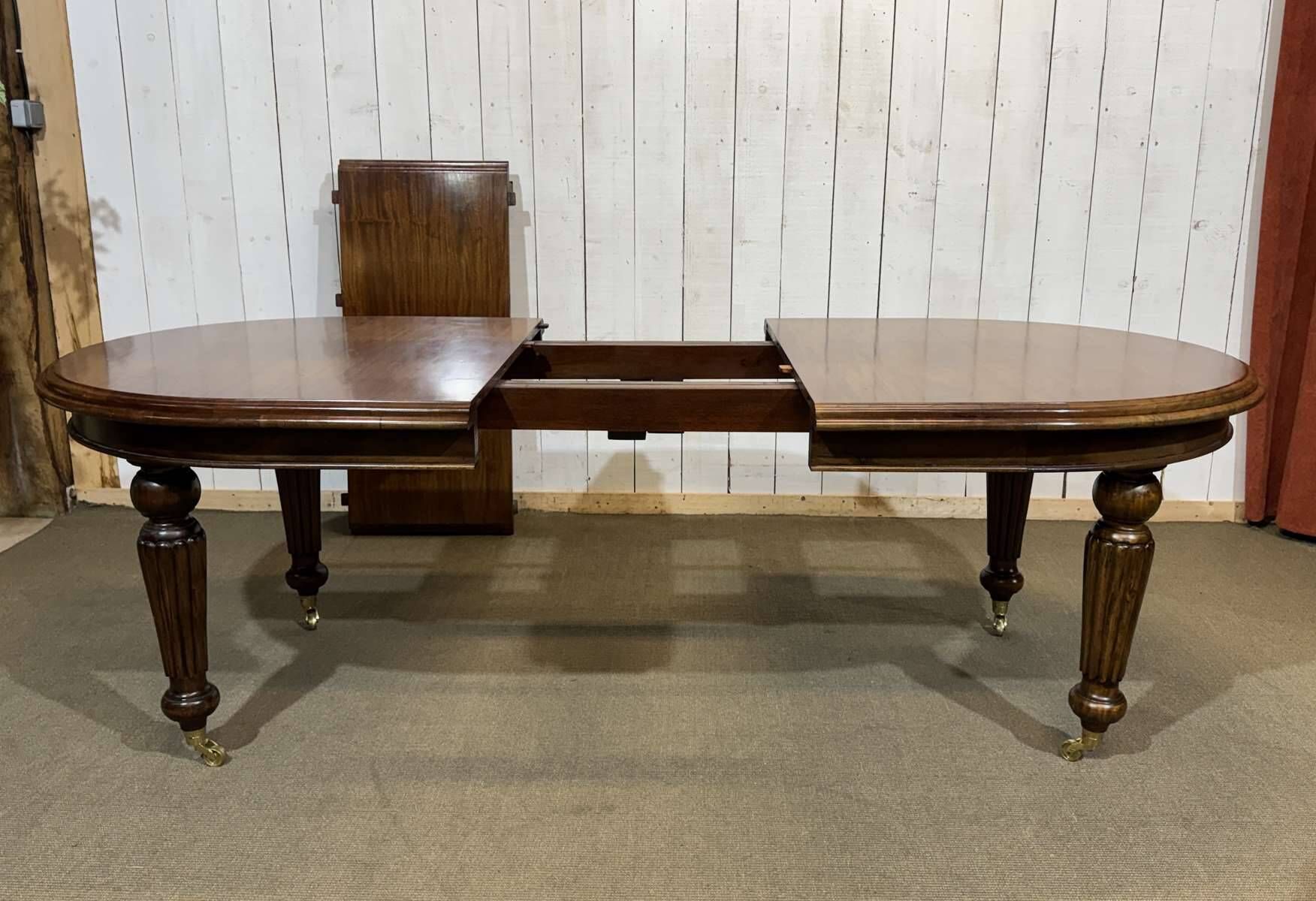 Victorian style oval mahogany table with 1 extension.