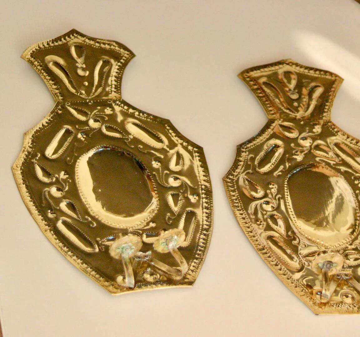Paire de grands appliques en laiton de style baroque du milieu du siècle suédois.