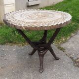 Table ouvragé en tek et pietement tripode