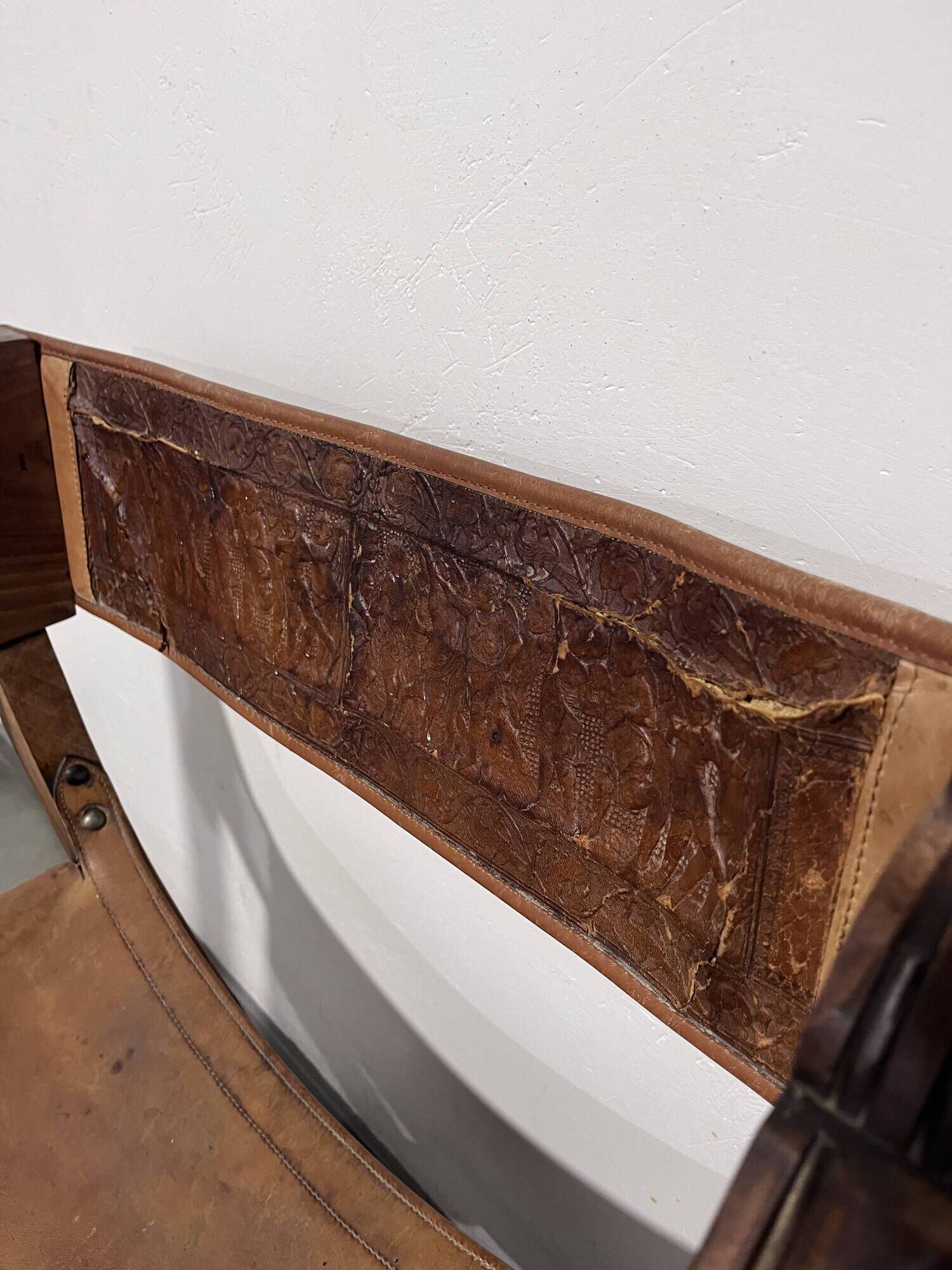 Siège Curule Rare en Bois Sculpté et Cuir Repoussé – Signé P.C. SCAFA Naple