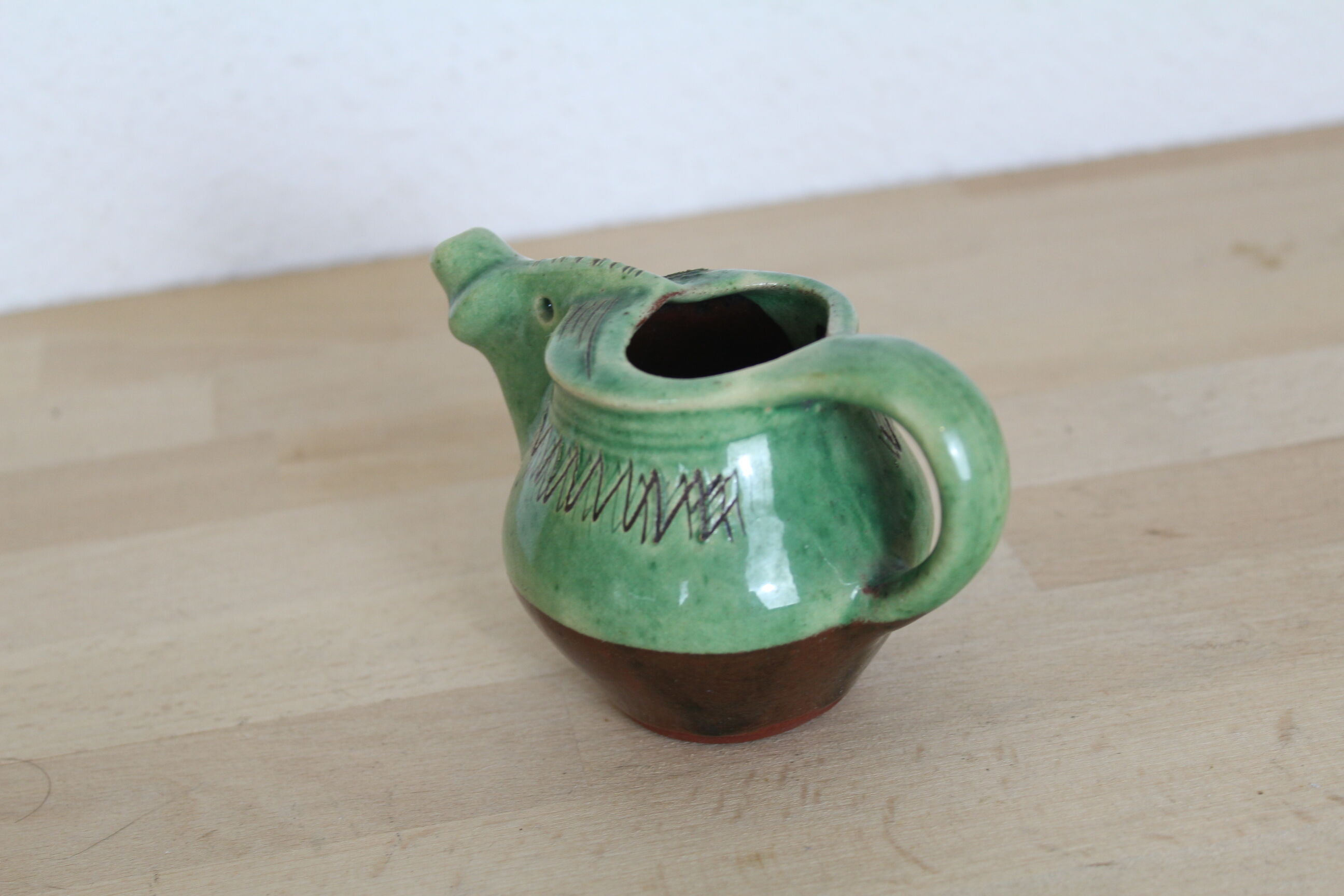 Pichet zoomorphe, éléphant vert, arrosoir