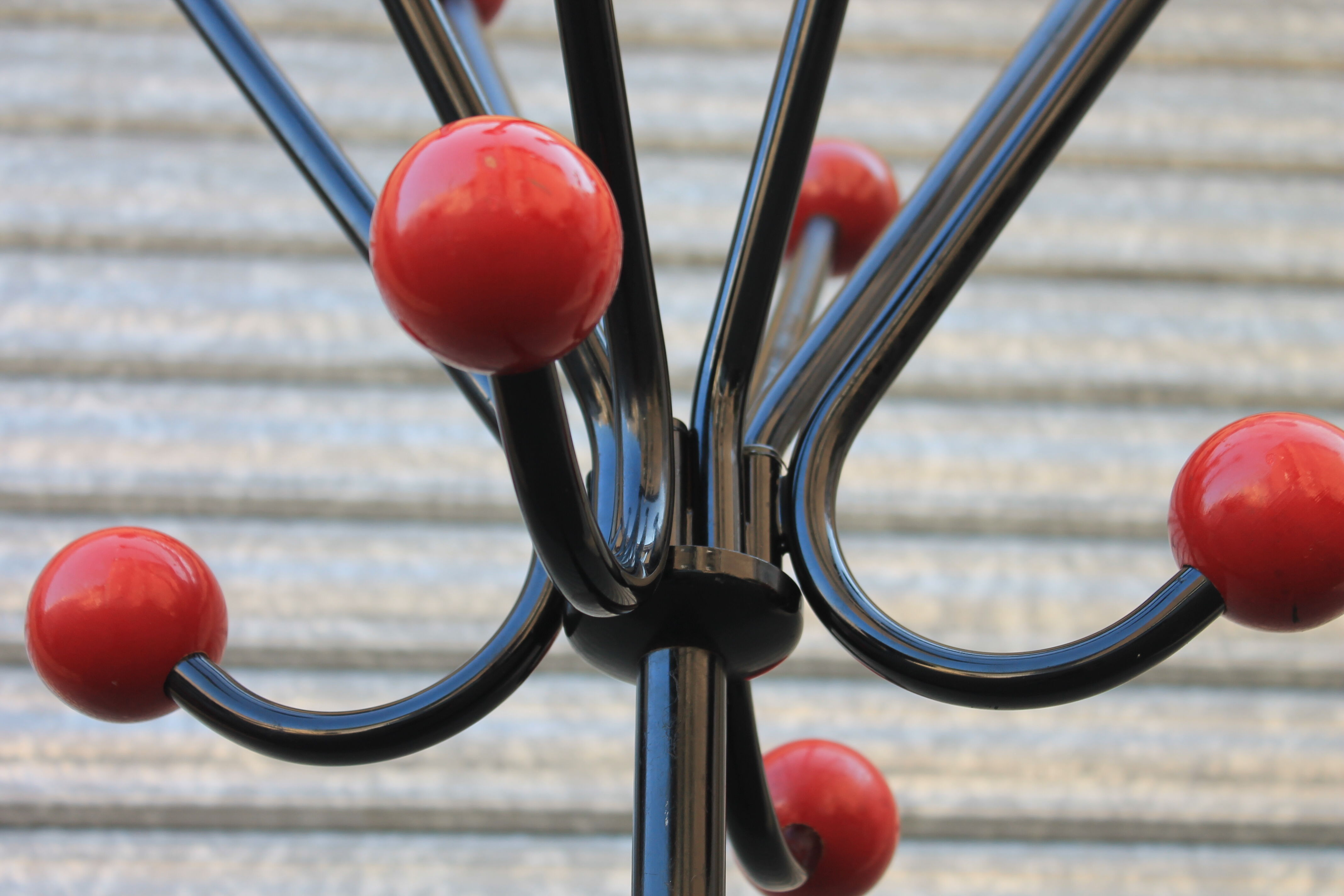 Ball-wearing coat hanger