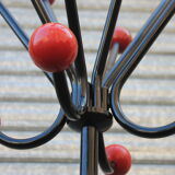 Ball-wearing coat hanger