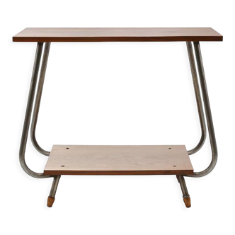 Table on metal legs