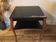Table basse / bout de canapé restauré — Noir mat & touches dorées