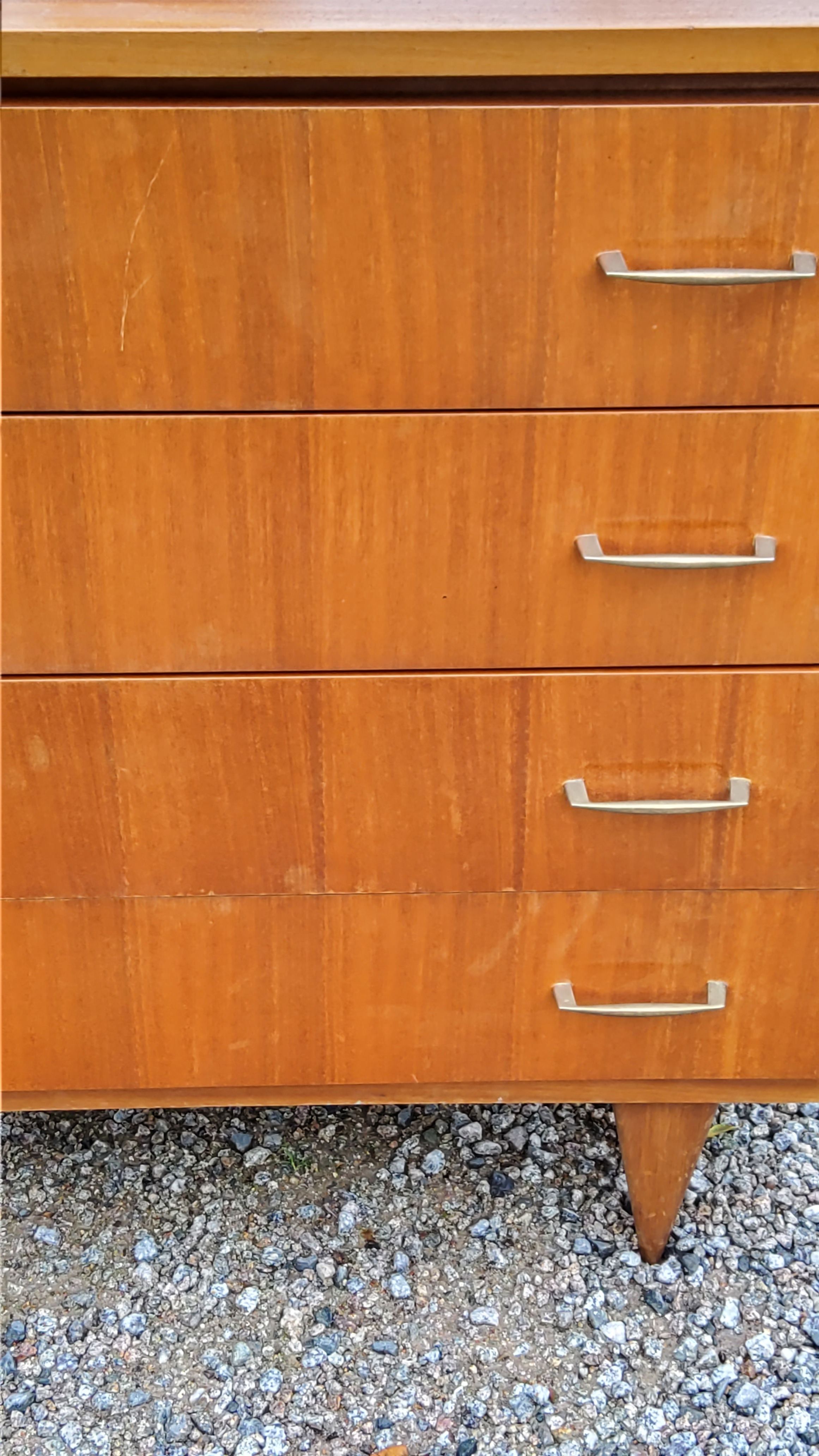 Chest of drawers from the 50s-60s in golden mahogany 4 drawers feet bobbin
