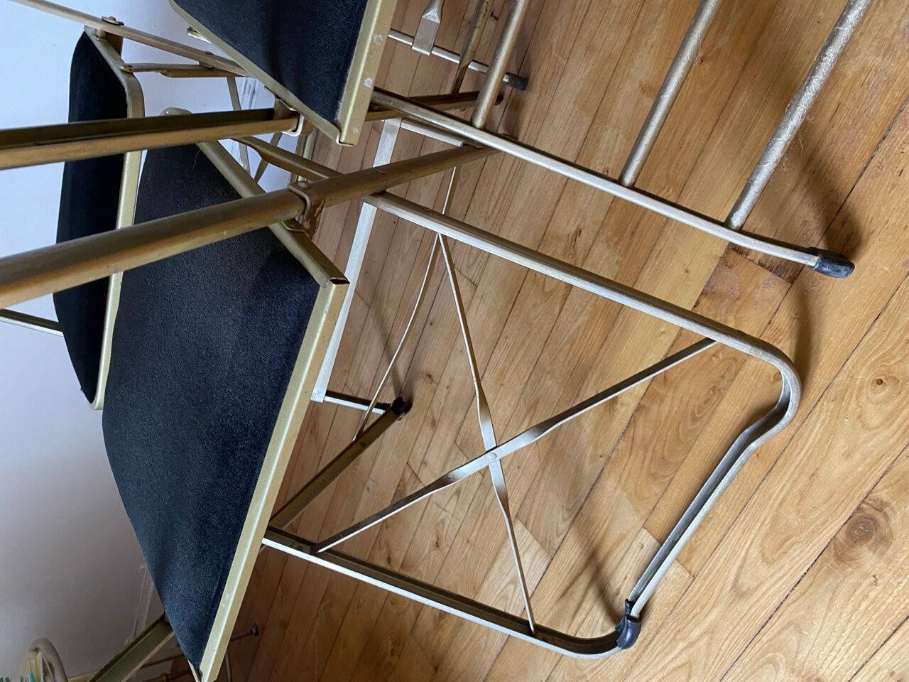 Series of 4 foldable velvet chairs