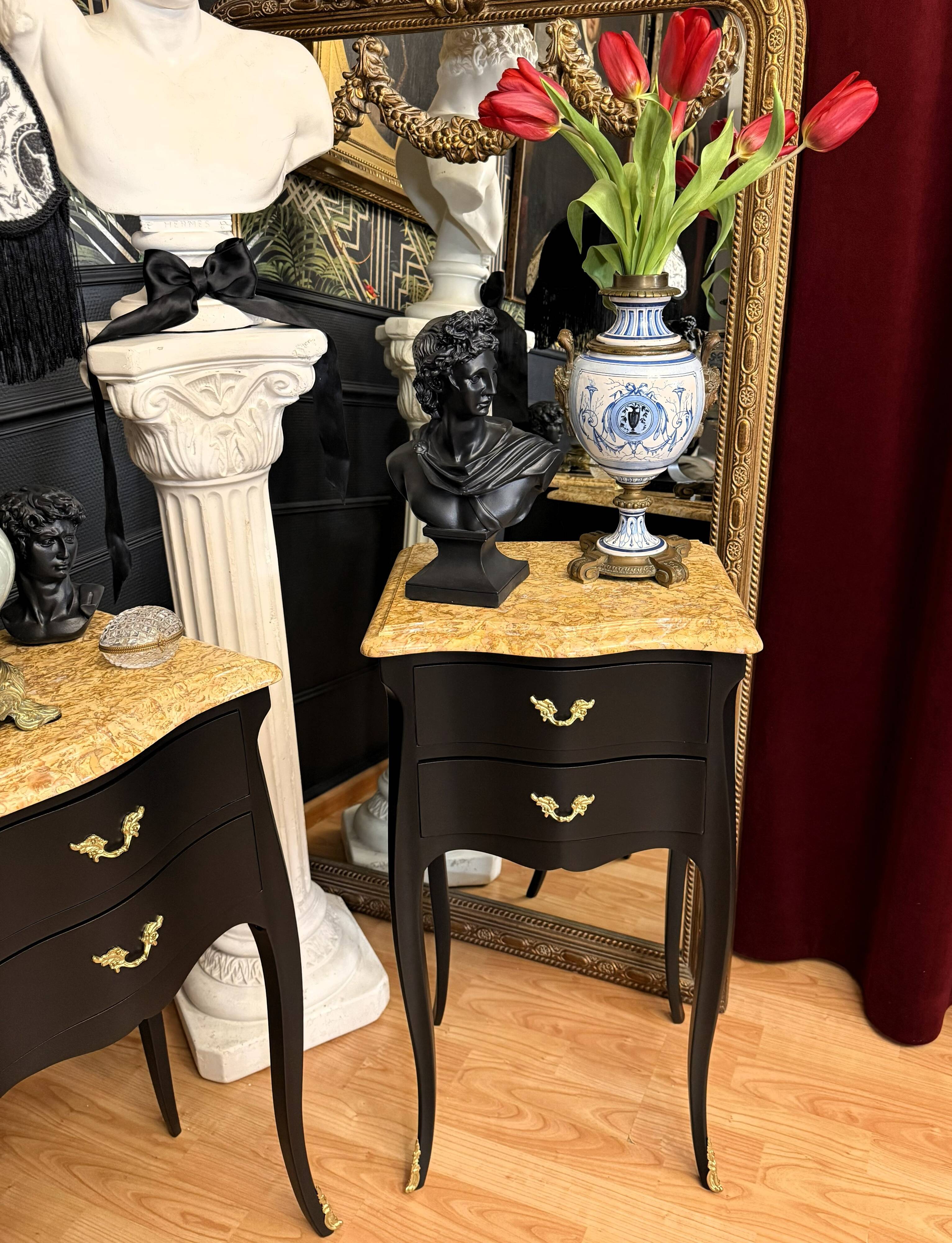 Paire de chevets Louis XV transition noir satiné & marbre beige